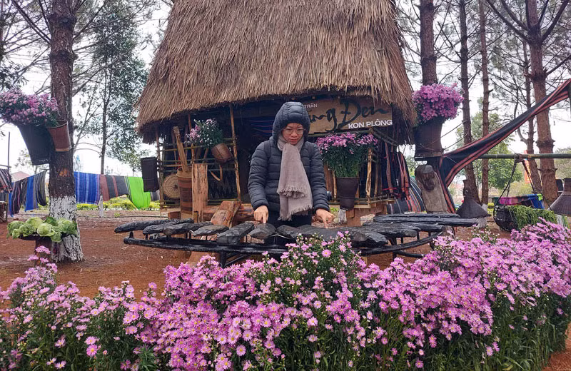 Du khách tìm hiểu đàn đá của đồng bào dân tộc thiểu số bản địa.