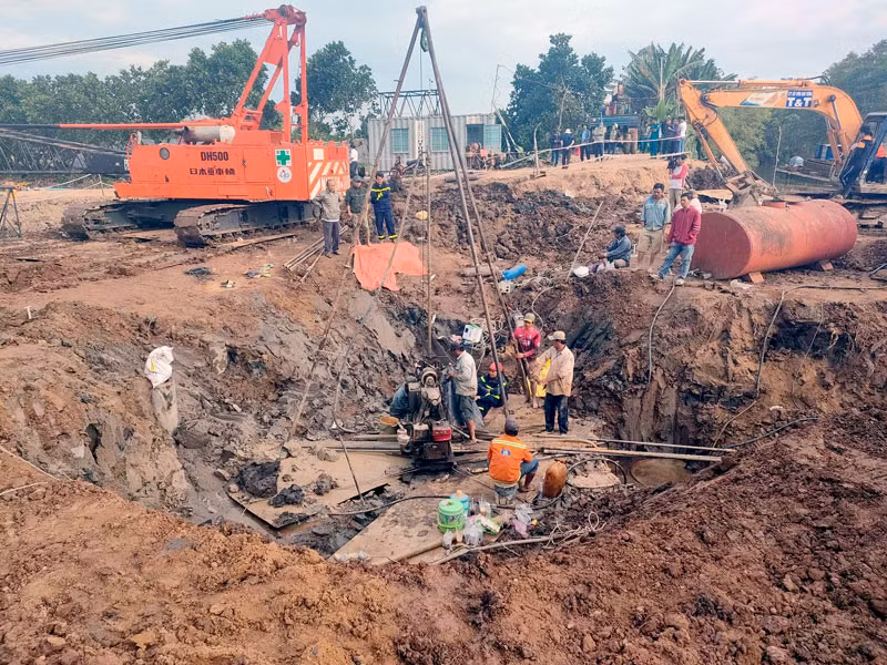 Đến 8 giờ 25 phút sáng 1/1, lực lượng chức năng dùng máy xúc, một xe cẩu tiếp tục nỗ lực giải cứu bé trai.