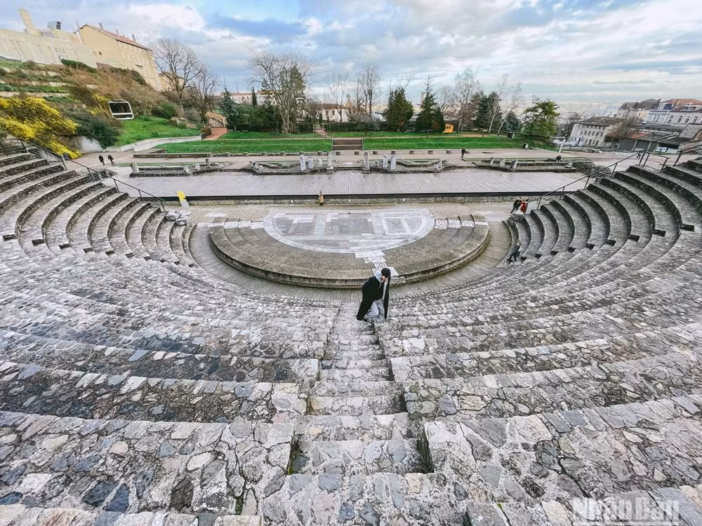 Nhà hát có thiết kế hình bán nguyệt với đường kính 108,5m.