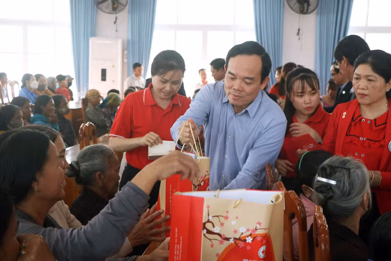 Phó Thủ tướng Trần Lưu Quang ân cần thăm hỏi và tặng quà chúc Tết đồng bào dân tộc thiểu số nghèo huyện Thuận Bắc, tỉnh Ninh Thuận.