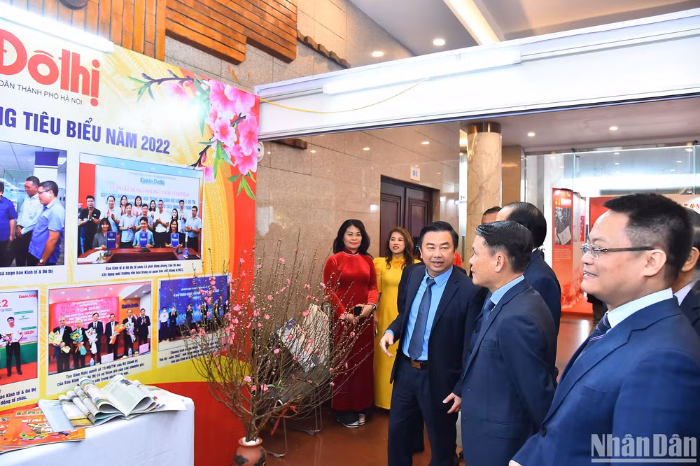 Các đại biểu tham quan gian trưng bày của Báo Kinh tế và Đô thị.