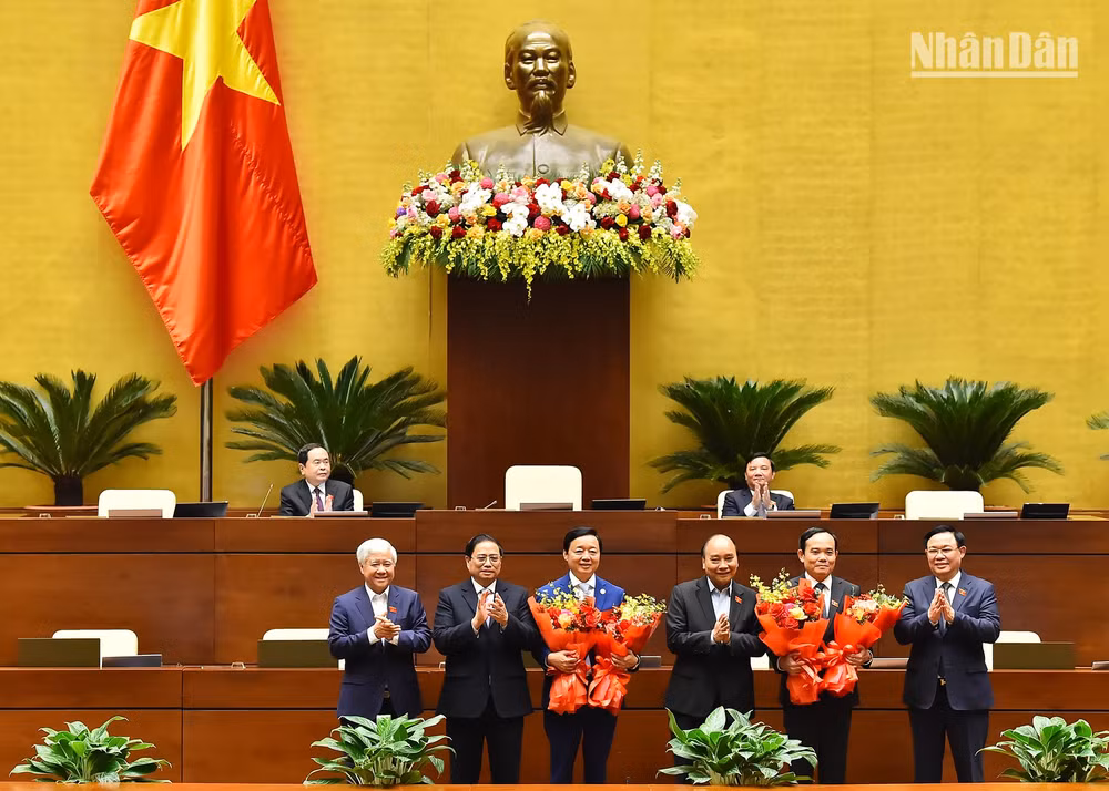 Chủ tịch nước Nguyễn Xuân Phúc, Thủ tướng Phạm Minh Chính, Chủ tịch Quốc hội Vương Đình Huệ, Chủ tịch Ủy ban Trung ương Mặt trận Tổ quốc Việt Nam Đỗ Văn Chiến chúc mừng 2 tân Phó Thủ tướng Chính phủ Trần Hồng Hà và Trần Lưu Quang.