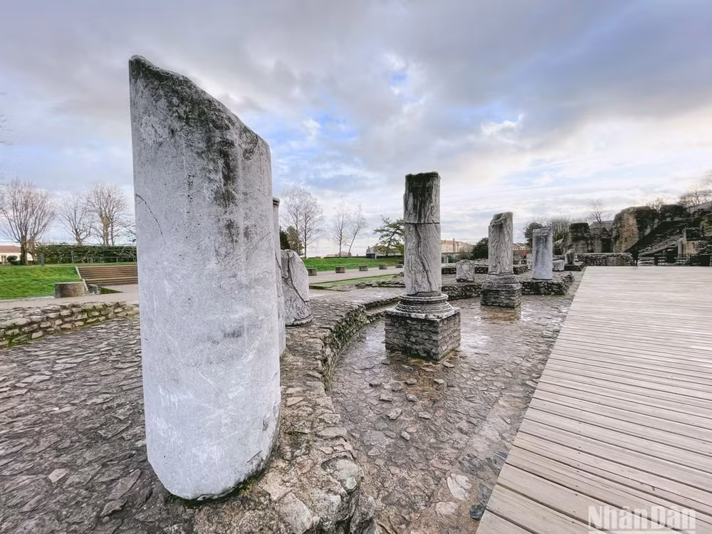 Trụ đá còn sót lại theo năm tháng là tàn tích của bức tường phía sau sân khấu.