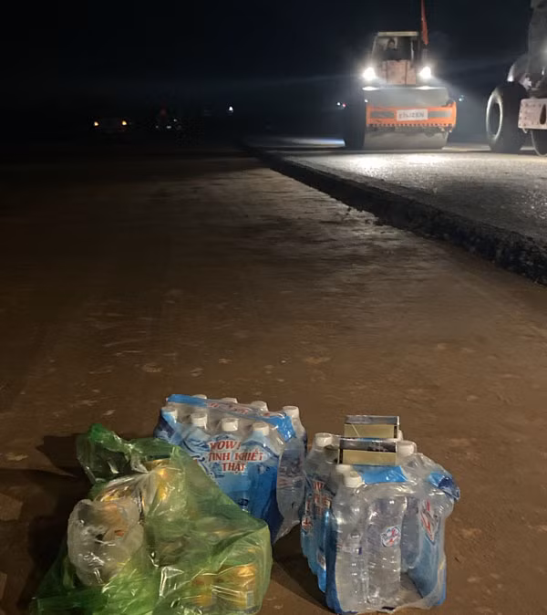 Những suất ăn giữa ca được đưa ra công trường cao tốc quốc lộ 45-Nghi Sơn cho công nhân lót dạ khi tăng ca kíp ban đêm.