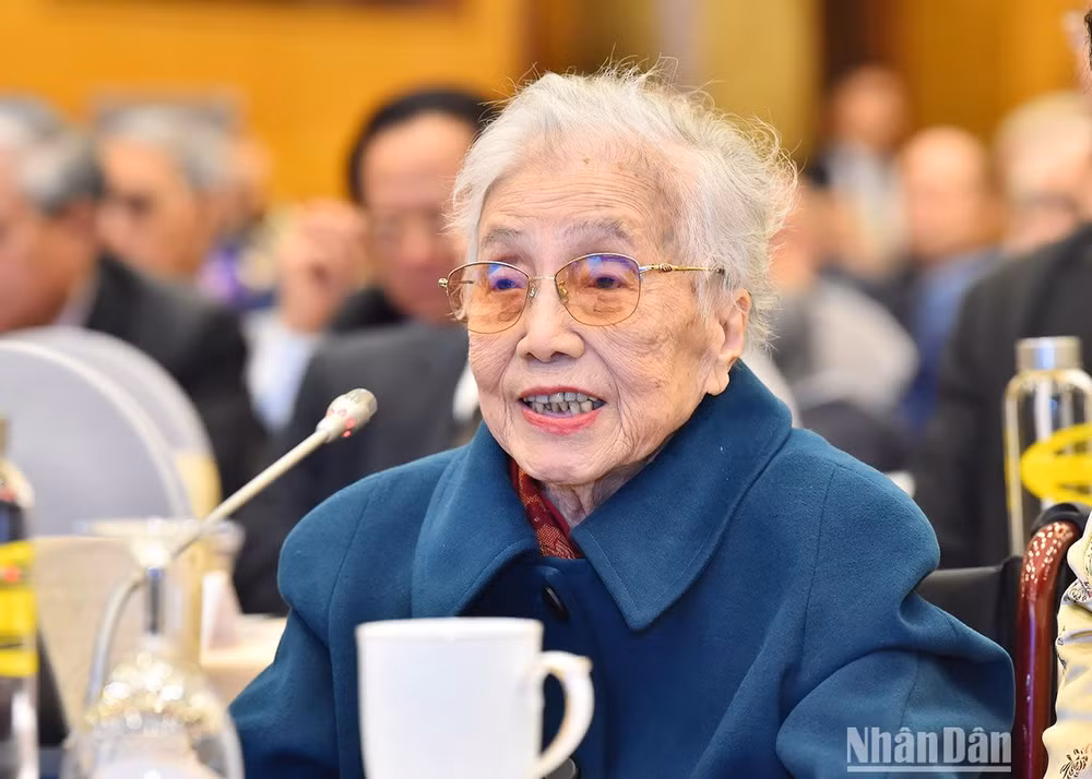 Bà Nguyễn Thị Bình tri ân các chiến sĩ đã hy sinh vì sự nghiệp chống Mỹ, cứu nước. (Ảnh: Thủy Nguyên)