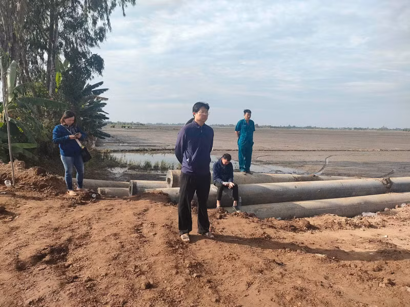 Tại hiện trường từ đêm qua đến nay, Phó Chủ tịch Ủy ban nhân dân tỉnh Đồng Tháp Huỳnh Minh Tuấn đang túc trực chỉ đạo công tác cứu cháu bé.