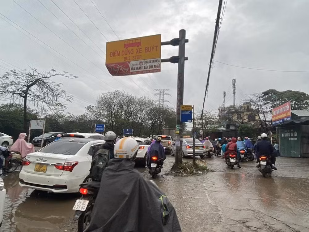 Đường Tam Trinh (quận Hoàng Mai) ùn ứ nghiêm trọng, nhiều người dân phải phóng xe lên vỉa hè để tìm lối đi. Ảnh: TTXVN.