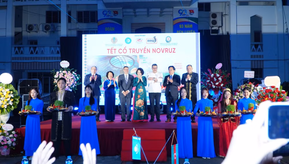 Các đại biểu tham dự lễ hội.