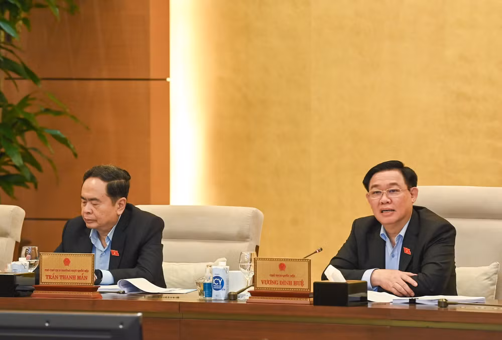 Chủ tịch Quốc hội Vương Đình Huệ phát biểu ý kiến tại phiên họp.