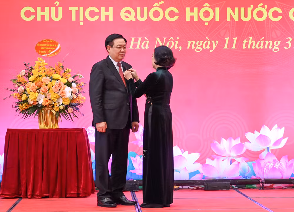 Đồng chí Trương Thị Mai, Ủy viên Bộ Chính trị, Thường trực Ban Bí thư, Trưởng ban Tổ chức Trung ương trao Huy hiệu 40 năm tuổi Đảng tặng Chủ tịch Quốc hội Vương Đình Huệ.