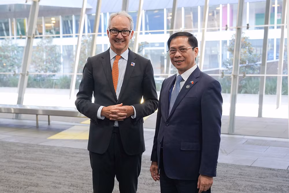 Bộ trưởng Ngoại giao Bùi Thanh Sơn đã có cuộc gặp ngắn với ông Nicholas Moore, Đặc phái viên của Chính phủ Australia về Đông Nam Á. Ảnh: TTXVN.