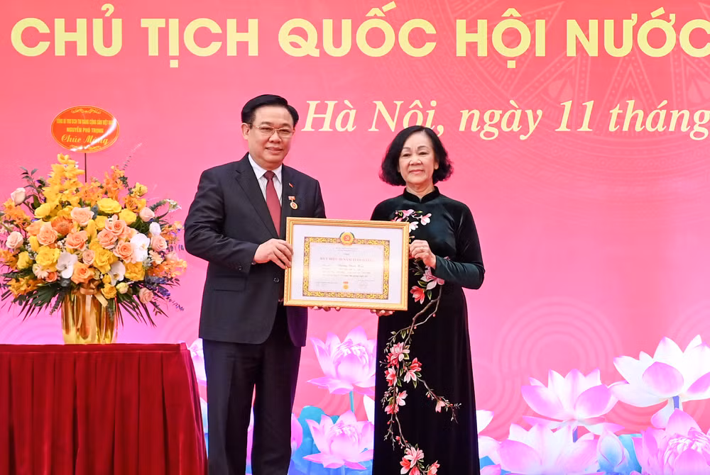 Đồng chí Trương Thị Mai, Ủy viên Bộ Chính trị, Thường trực Ban Bí thư, Trưởng ban Tổ chức Trung ương trao Huy hiệu 40 năm tuổi Đảng tặng Chủ tịch Quốc hội Vương Đình Huệ.