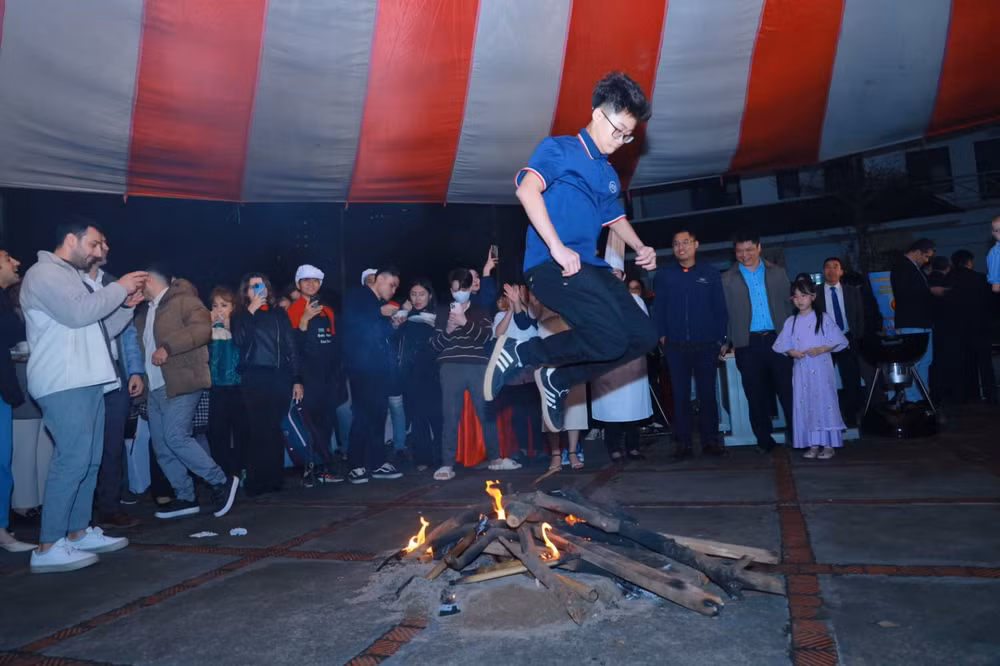 Sinh viên Việt Nam thích thú tham gia nhảy múa quanh lửa trại Novruz.