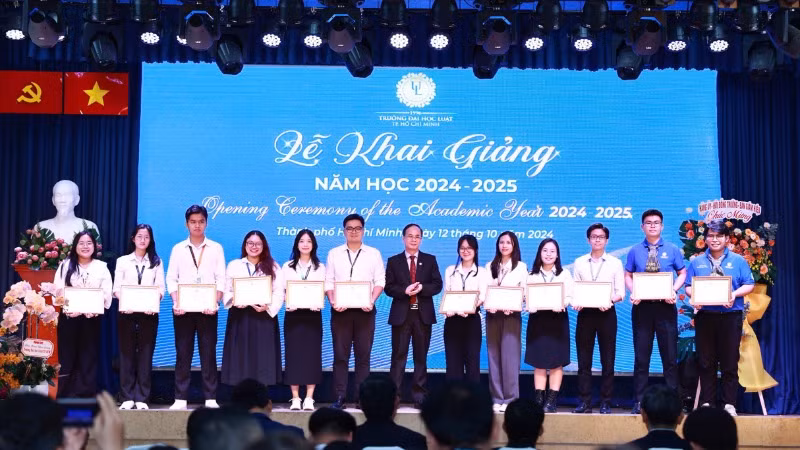 Lãnh đạo Trường đại học Luật Thành phố Hồ Chí Minh khen thưởng cho sinh viên.