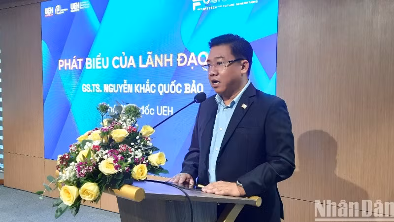 Giáo sư, Tiến sĩ Nguyễn Khắc Quốc Bảo, Phó Giám đốc Đại học Kinh tế Thành phố Hồ Chí Minh, phát biểu tại buổi họp báo.