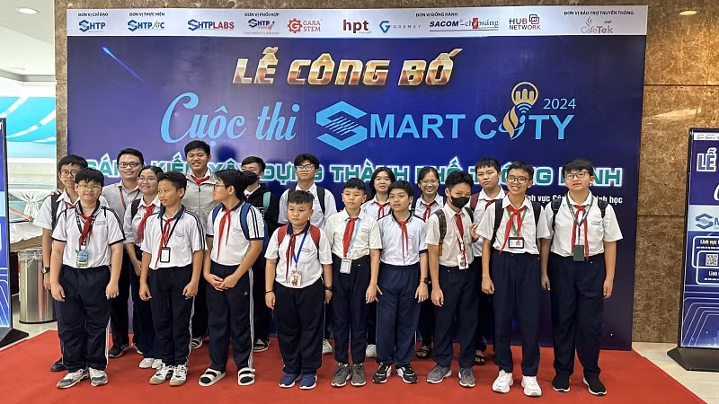 Học sinh tham dự lễ công bố Smart City 2024 chụp ảnh lưu niệm