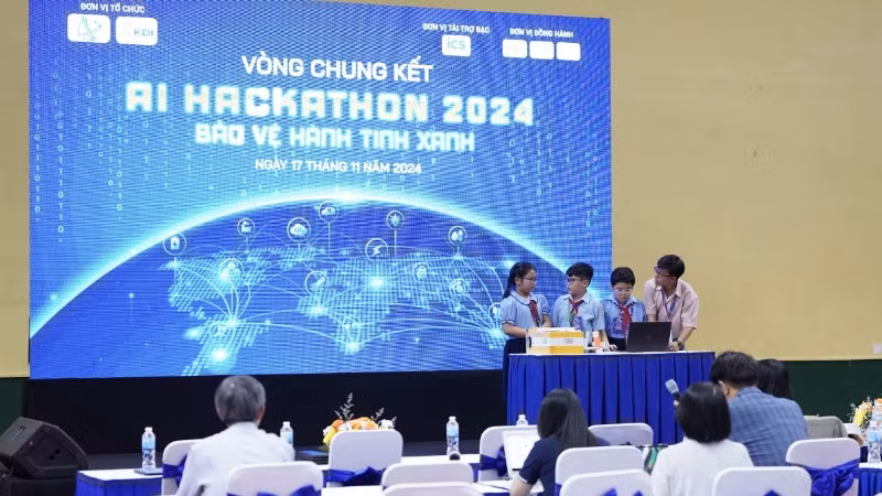 Các đội tham gia cuộc thi AI Hackathon 2024 thể hiện phần thi của mình.