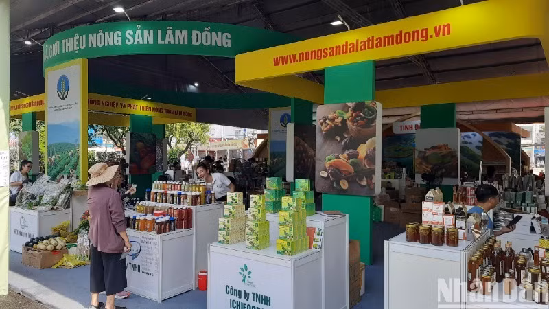 Tỉnh Lâm Đồng giới thiệu sản phẩm OCOP, sản phẩm đặc trưng tại Tuần lễ sản phẩm OCOP.