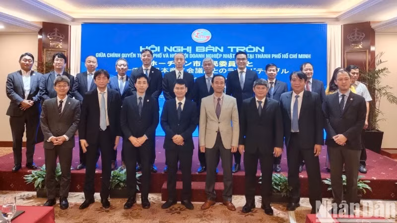 Các đại biểu chụp ảnh lưu niệm.