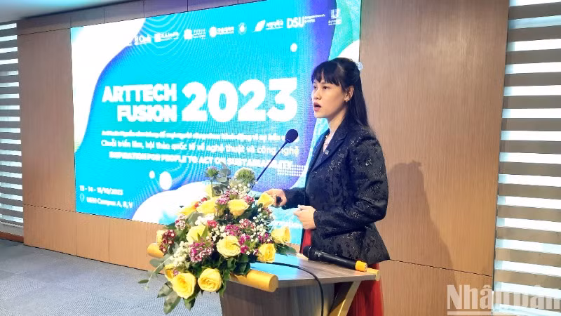 Đại biểu phát biểu tại buổi họp báo.