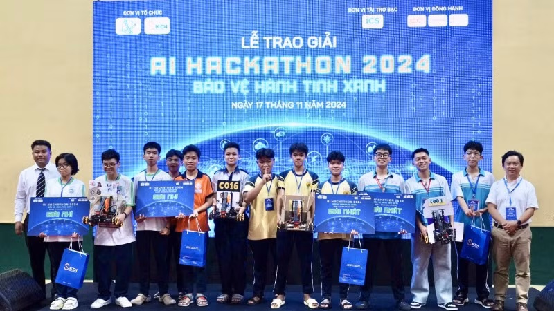 Ban tổ chức trao giải cho các đội thi đạt giải Chung kết AI Hackathon 2024.