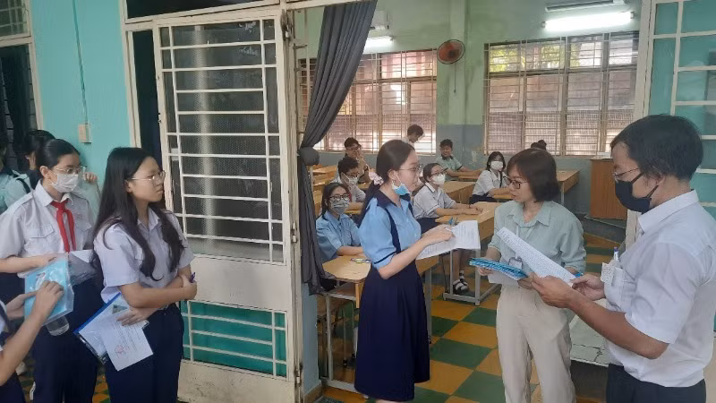 Học sinh Thành phố Hồ Chí Minh thi tuyển sinh lớp 10 công lập với môn tiếng Anh.