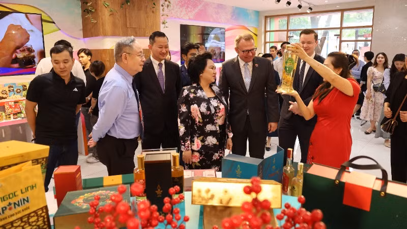 Các đại biểu tham quan các gian hàng lương thực thực phẩm trưng bày tại tuần lễ.