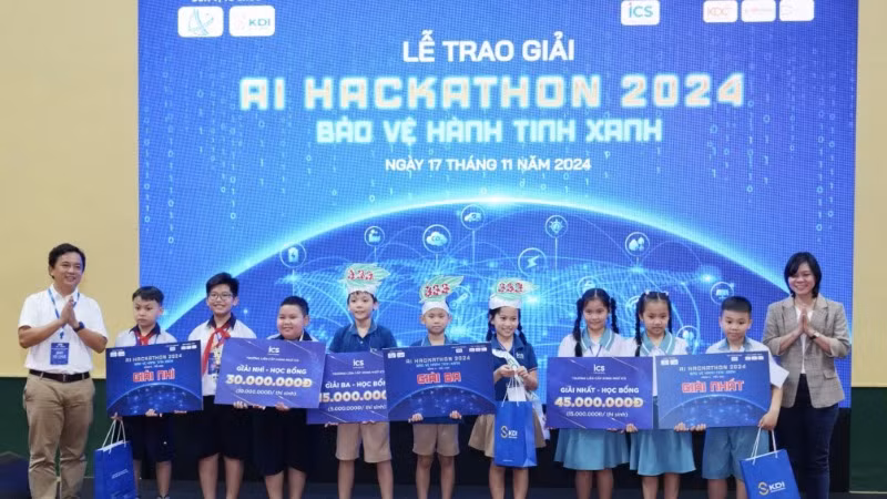 Ban tổ chức trao giải cho các đội thi đạt giải Chung kết AI Hackathon 2024.