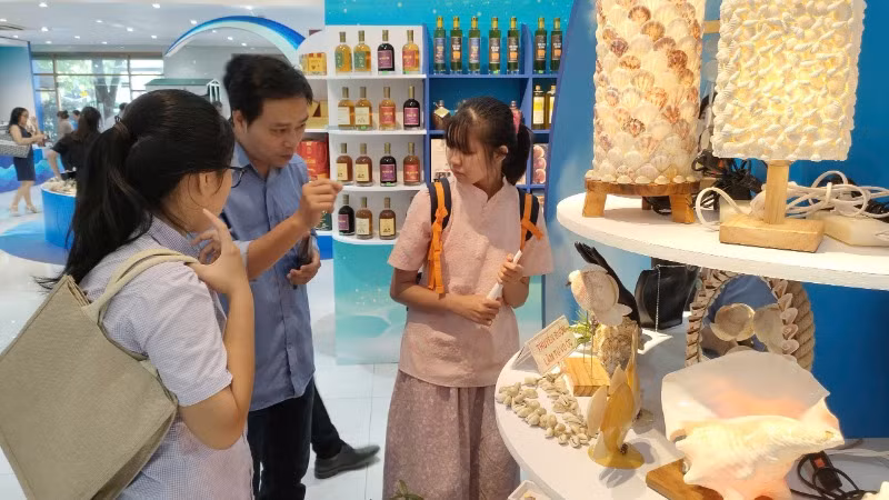 Các đại biểu tham quan gian hàng trưng bày sản phẩm OCOP, sản phẩm đặc trưng tỉnh Bà Rịa-Vũng Tàu.