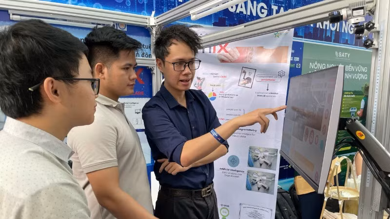 Khách tham quan các gian hàng trưng bày tại Triển lãm về đổi mới sáng tạo và khởi nghiệp.