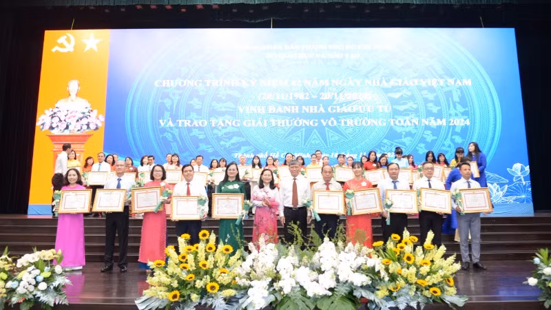 Các nhà giáo được vinh danh tại lễ kỷ niệm