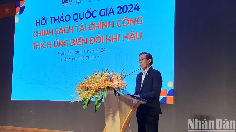 Giáo sư, Tiến sĩ Sử Đình Thành, Giám đốc Đại học Kinh tế Thành phố Hồ Chí Minh phát biểu tại hội thảo.