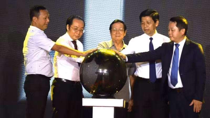 Các đại biểu bấm nút khai trương và đưa vào hoạt động Showroom xe thương mại đầu tiên của Kim Long Motor tại Thành phố Hồ Chí Minh có địa chỉ tại 63, Võ Văn Kiệt, phường An Lạc, quận Bình Tân.