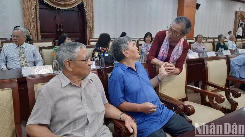 Các Nhà giáo đi B, Nhà giáo nội đô vui mừng gặp mặt.