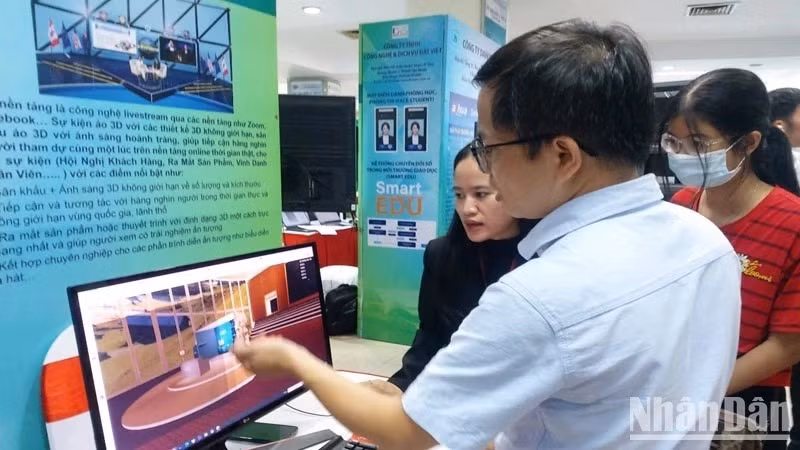 Các đại biểu tham quan những công nghệ và thiết bị trưng bày, giới thiệu tại Techmart 2023.