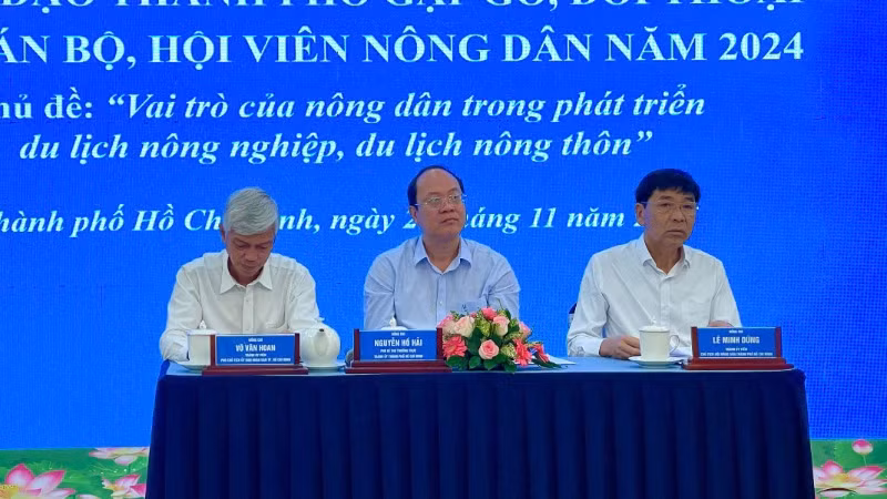 Đồng chí Nguyễn Hồ Hải, Phó Bí thư Thường trực Thành ủy Thành phố Hồ Chí Minh (giữa) chủ trì buổi đối thoại. Đồng chí Nguyễn Hồ Hải, Phó Bí thư Thường trực Thành ủy Thành phố Hồ Chí Minh (giữa) chủ trì buổi đối thoại.