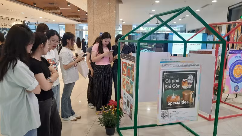 Sinh viên Đại học Kinh tế Thành phố Hồ Chí Minh tham quan triển lãm nghệ thuật tại ArtTech Fusion 2024.