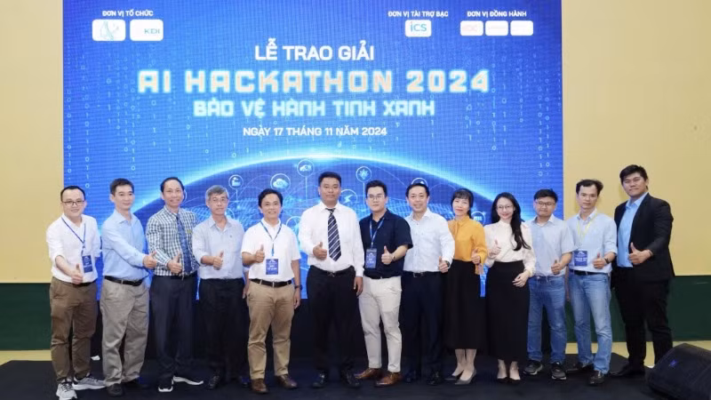 Ban tổ chức cuộc thi AI Hackathon 2024 chụp ảnh lưu niệm cùng các khách mời.