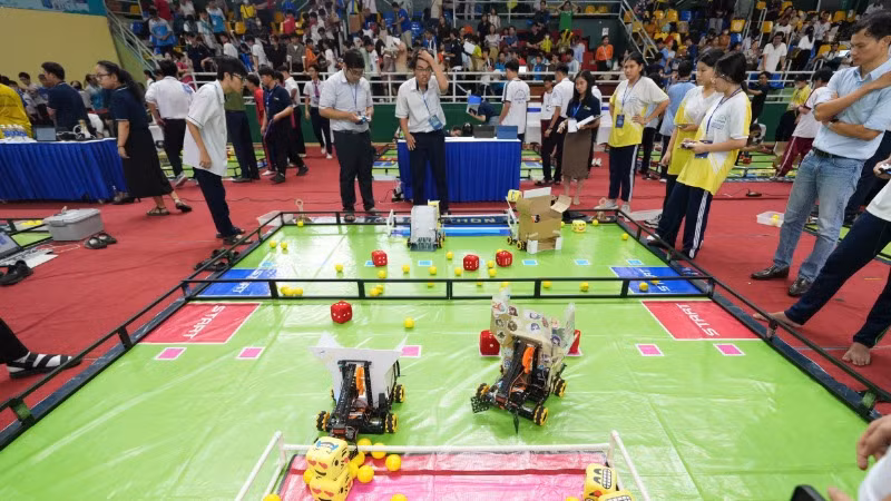 Các đội tham gia cuộc thi AI Hackathon 2024 thể hiện phần thi của mình.