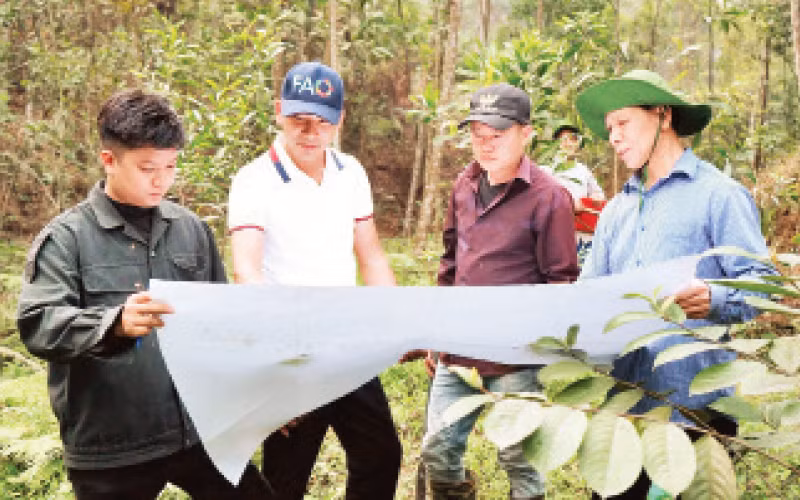 Nhân viên Văn phòng Đăng ký đất đai tỉnh Yên Bái thực hiện nhiệm vụ đo đạc tại thành phố Yên Bái.