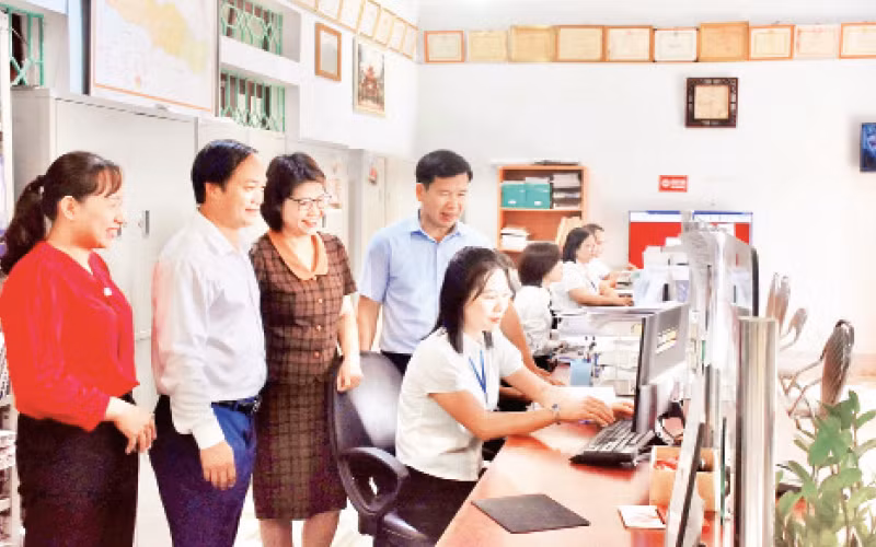 Đồng chí Nguyễn Ngọc Sơn (thứ hai từ trái sang), Phó Trưởng ban Tuyên giáo và Dân vận Tỉnh ủy Điện Biên, khảo sát hiệu quả mô hình “Chính quyền thân thiện” được thực hiện tại xã Thanh Chăn, huyện Điện Biên.