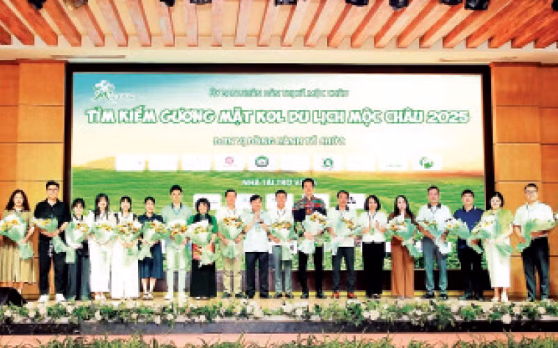 Lãnh đạo Hiệp hội Du lịch tỉnh và thị xã Mộc Châu tặng hoa. 