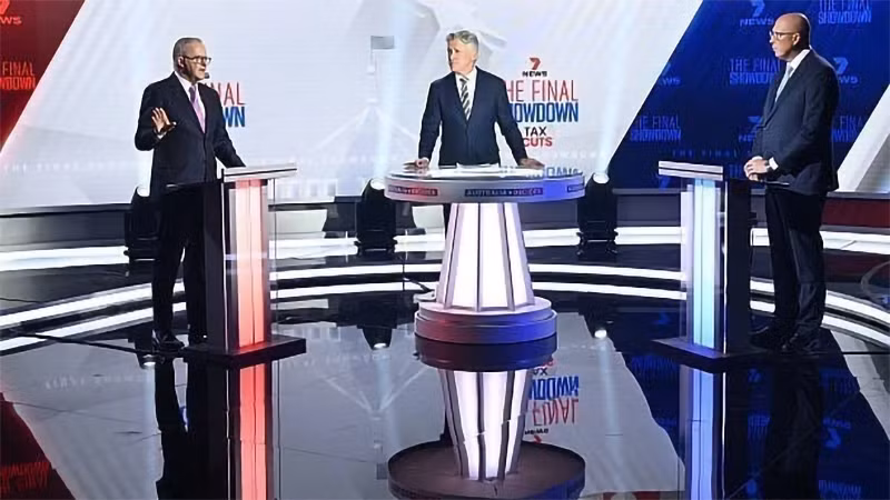 Thủ tướng Australia Anthony Albanese (trái) và lãnh đạo liên đảng đối lập Peter Dutton tại cuộc tranh luận trực tiếp lần thứ 4 ở Sydney, tối 27/4/2025. (Ảnh: TTXVN)