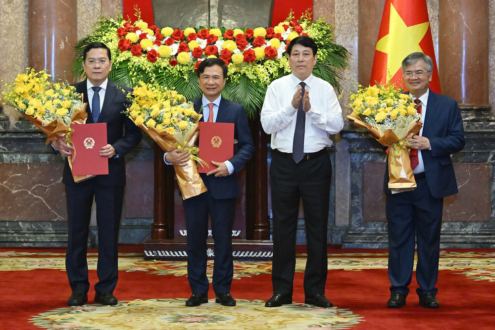 Chủ tịch nước Lương Cường trao quyết định và tặng hoa chúc mừng ba đồng chí được bổ nhiệm. (Ảnh: THỦY NGUYÊN) Chủ tịch nước Lương Cường trao quyết định và tặng hoa chúc mừng ba đồng chí được bổ nhiệm. (Ảnh: THỦY NGUYÊN)