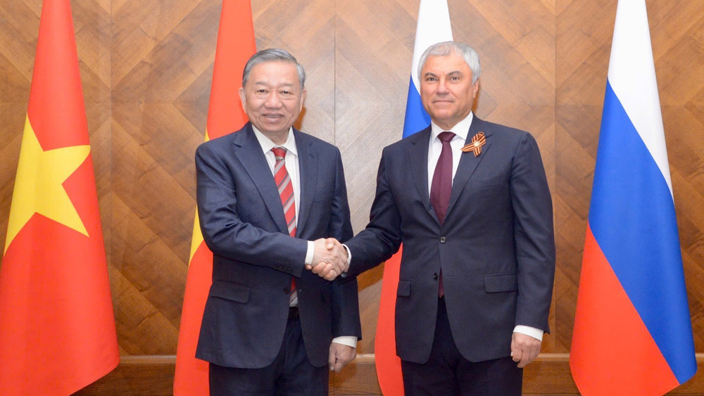 Ota kichkina qizini aldayapti. Royxatdan holda porno tomosha. Erkaklar ayollarning xorozlarini qanday sorishadi