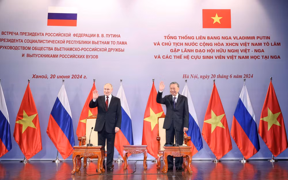 Chủ tịch nước Tô Lâm và Tổng thống Liên bang Nga Vladimir Putin dự buổi gặp lãnh đạo Hội Hữu nghị Việt-Nga và các thế hệ cựu sinh viên Việt Nam học tại Nga, ngày 20/6/2024. (Ảnh: TTXVN)