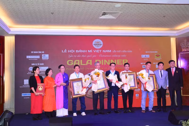 Đại diện Ban Tổ chức trao bảng chứng nhận cho các thương hiệu bánh mì.