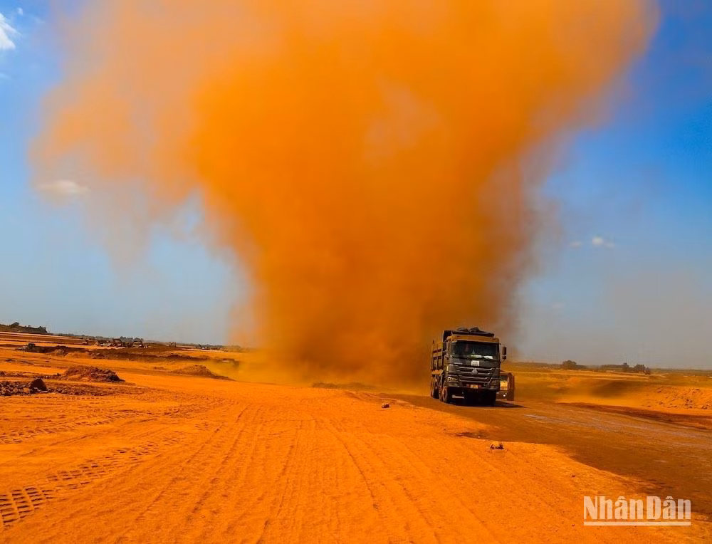 Bụi bay cao hàng chục mét trong quá trình xe vận chuyển đất hạng mục san nền sân bay Long Thành.