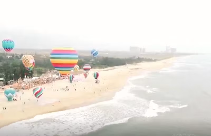 Tổ chức trình diễn khinh khí cầu trên bãi biển Cửa Khe.