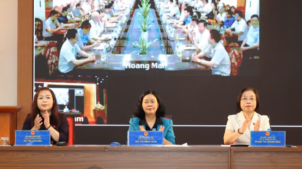 Các đại biểu Quốc hội tiếp xúc cử tri tại đơn vị bầu cử số 4, thành phố Hà Nội.